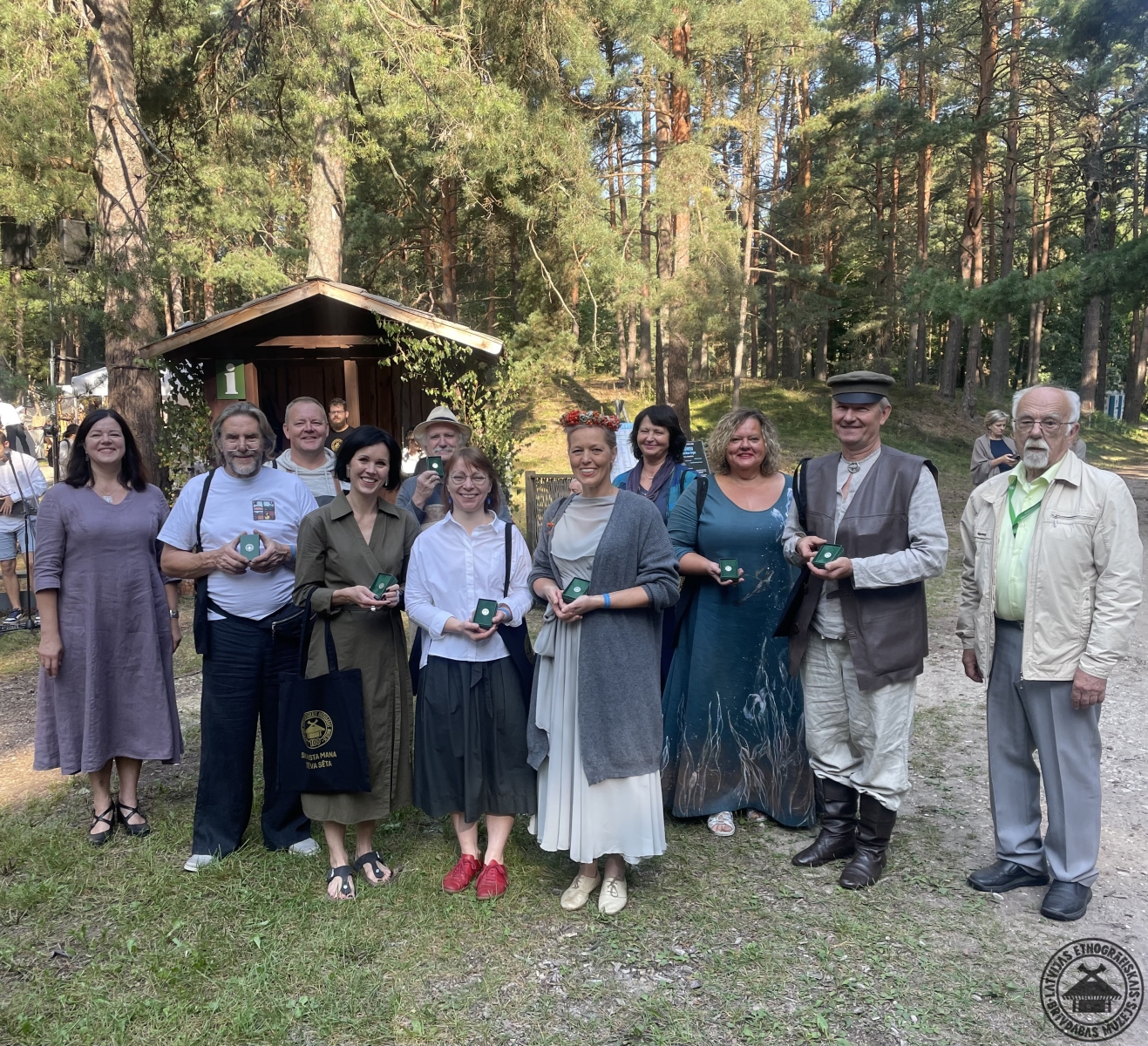 Grupas foto: amatnieki, kuri par izcilu darbu saņēmuši muzeja sudraba goda zīmes. 