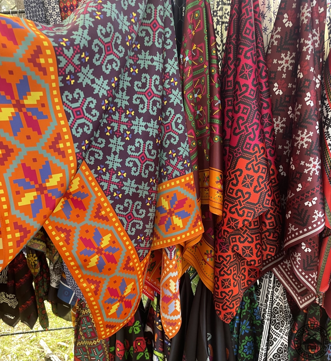 Izstādīti eleganti zīda lakati, kas rotāti ar stilizētiem latviešu tautiskiem ornamentiem. 