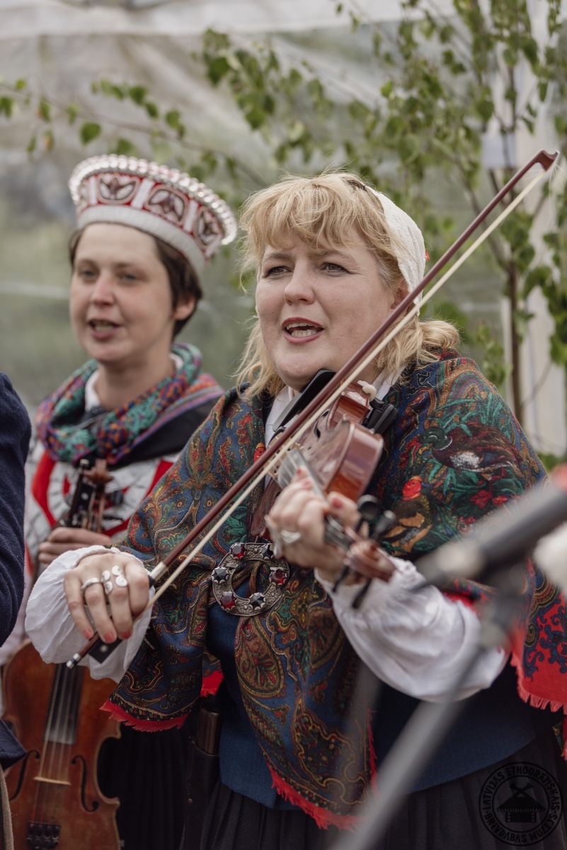 Vijolniece tautastērpā ieskandina tirgus laukumu ar skanīgām melodijām. 