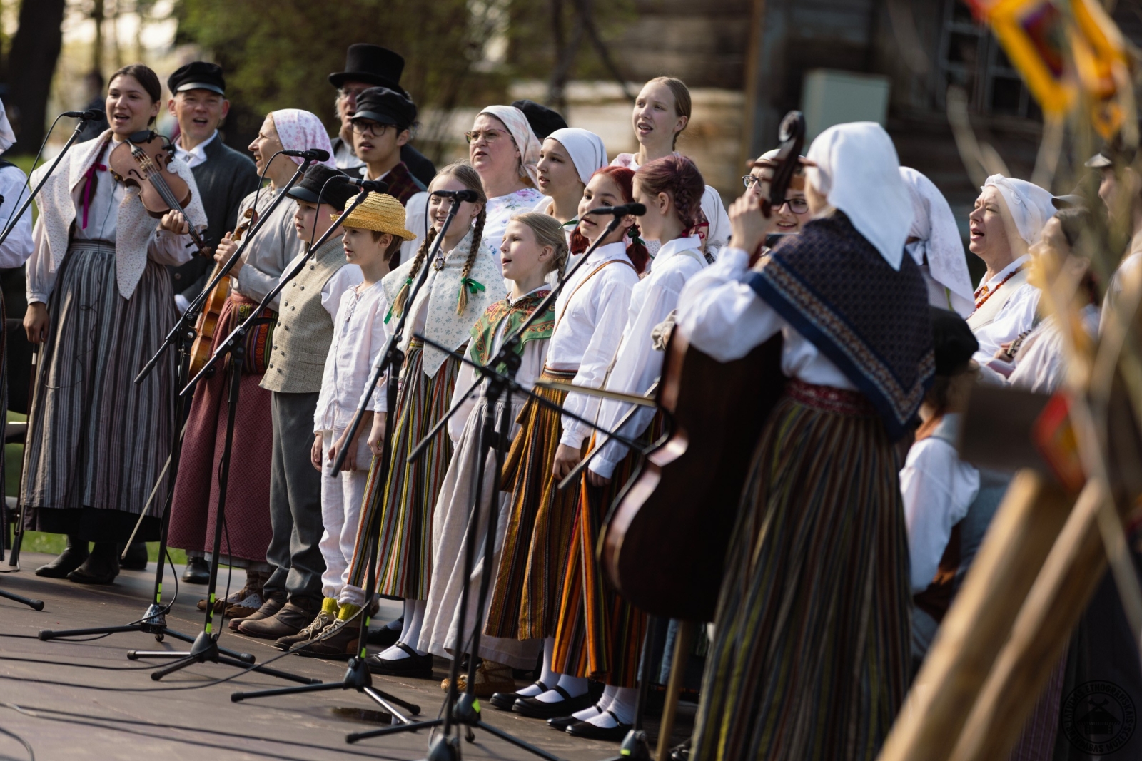 Plašs folkloras ansambļa priekšnesums uz brīvdabas skatuves. 