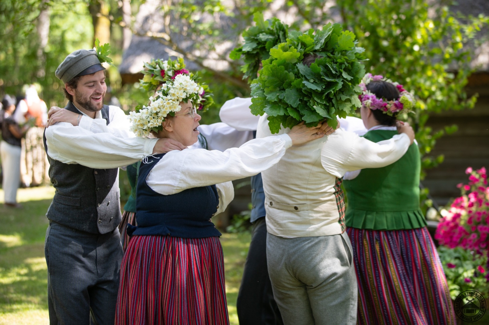 Muzeja darbinieki tautastērpos un vainagos organizē tradicionālās Jāņu rotaļas. 