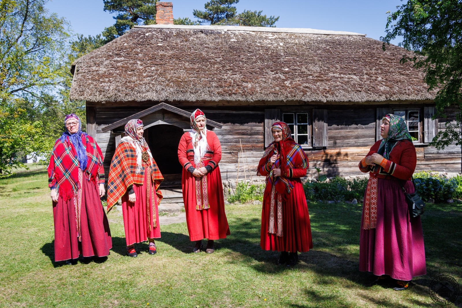 Suitu dziedātājas Mauru sētā savos raksturīgajos košajos un greznajos tautastērpos. 