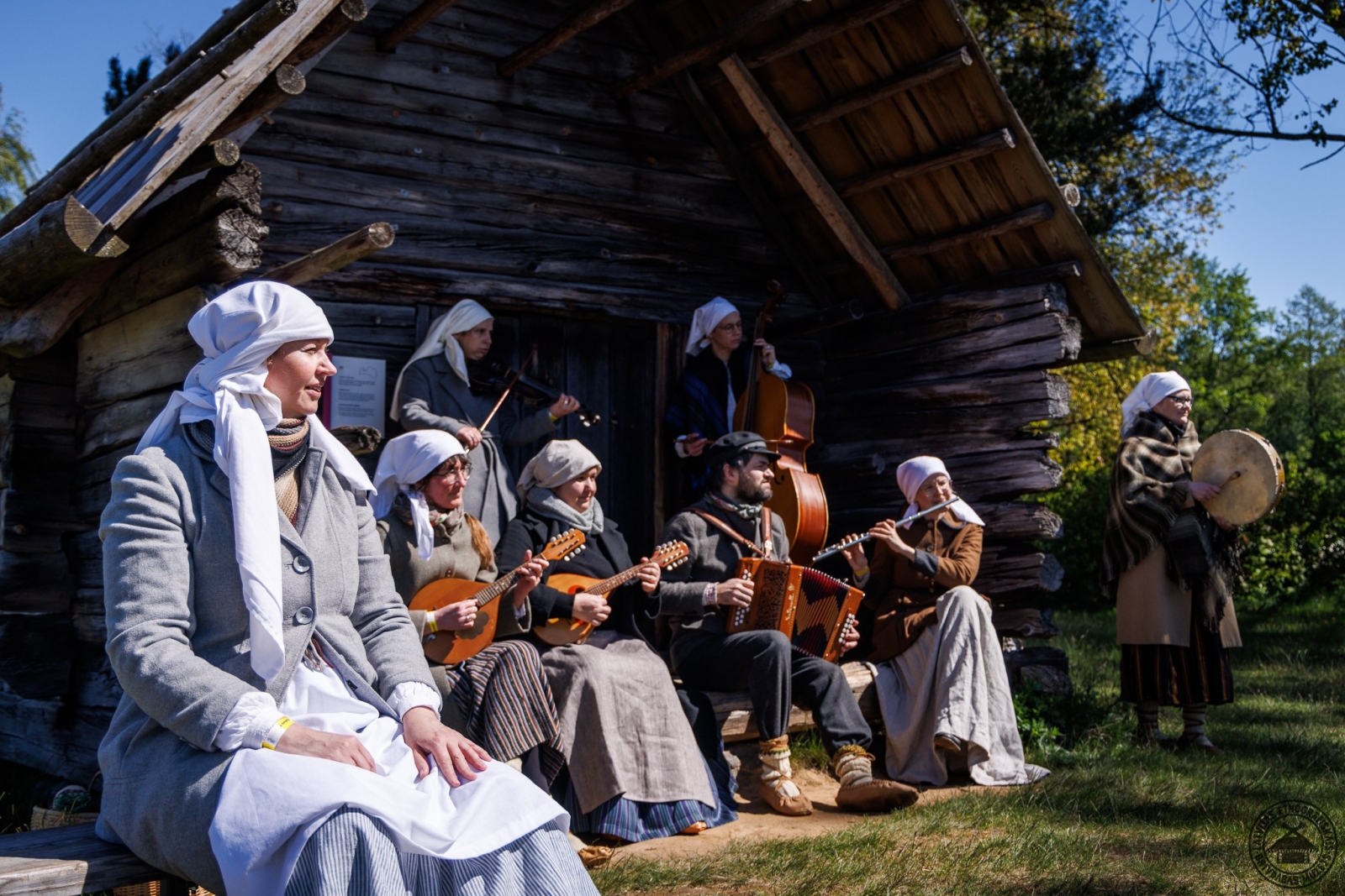 Folkloras ansamblis pie zvejnieku būdas spēlē bungas, akordeonu, mandolīnu un stabuli - Foto 1