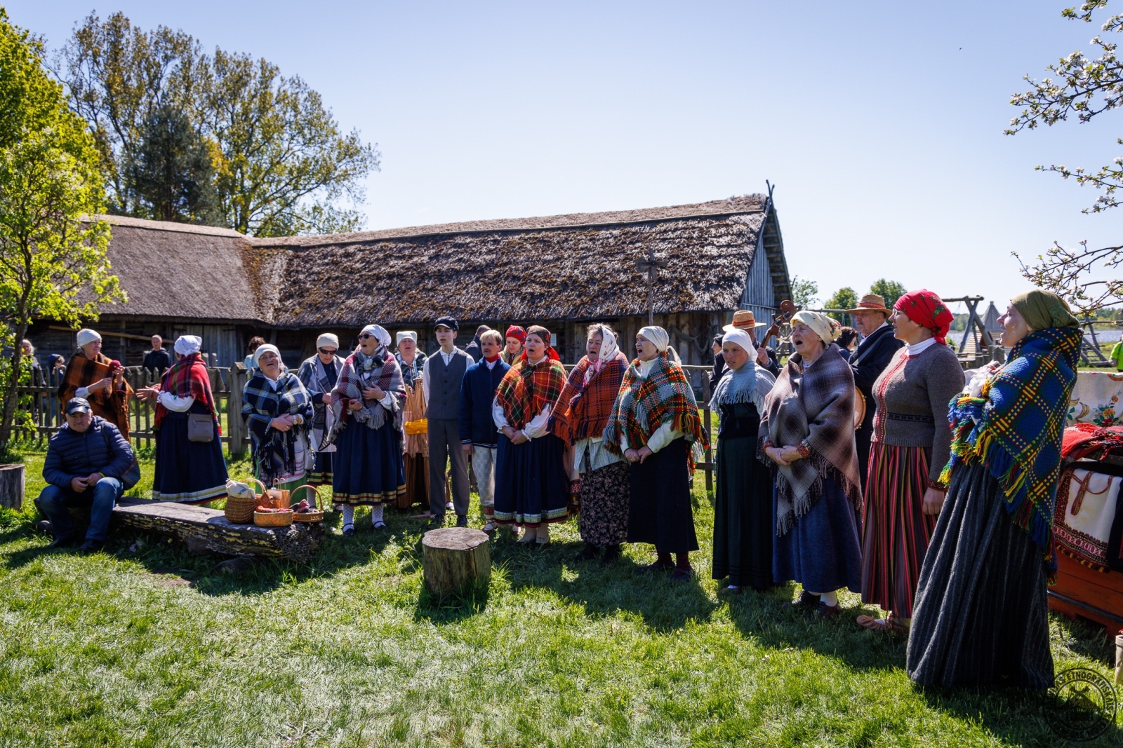 Folkloras ansamblis pie zvejnieku būdas spēlē bungas, akordeonu, mandolīnu un stabuli - Foto 2