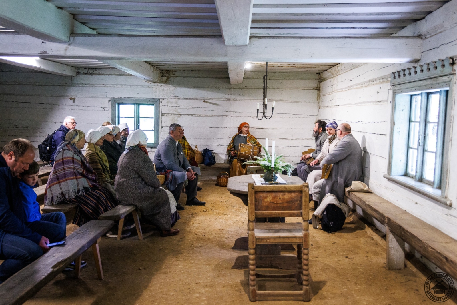 Folkloras ansamblis pie zvejnieku būdas spēlē bungas, akordeonu, mandolīnu un stabuli - Foto 4