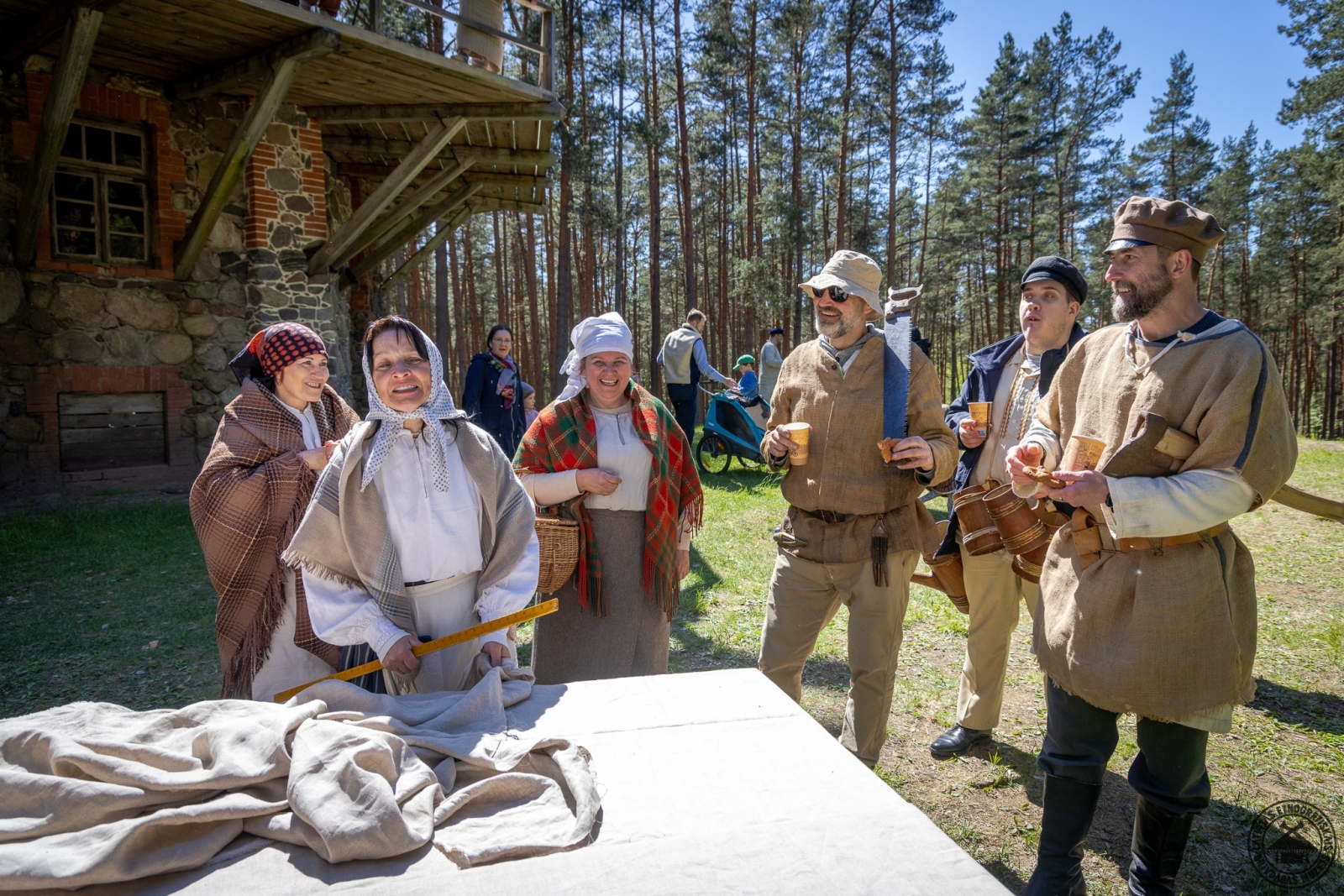 Dinamiska rosība un sarunas pie Pakalnu dzirnavām pasākuma “Muzejs atdzīvojas” laikā. 