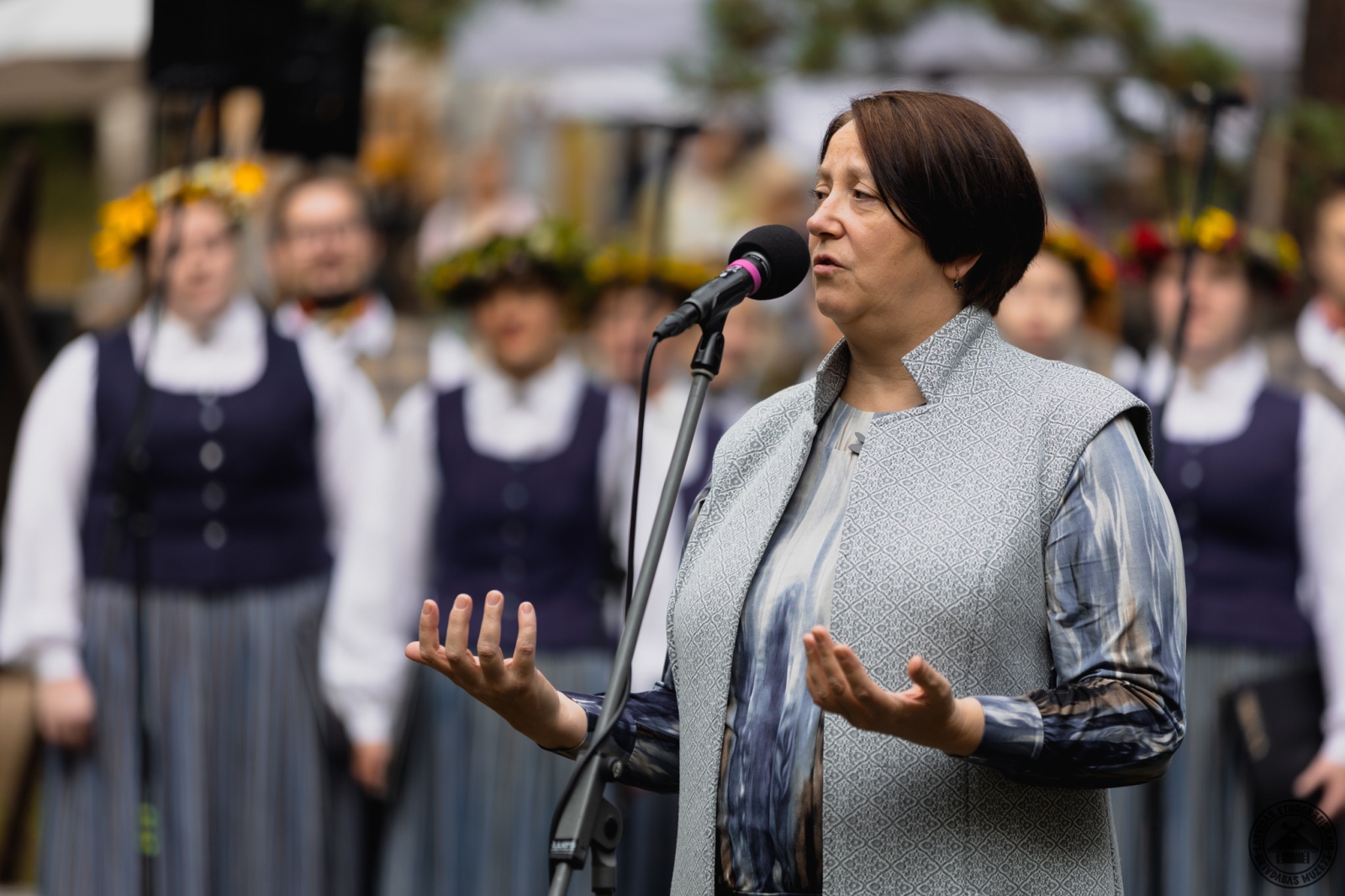 Latvijas Nacionālā kultūras centra vadītāja uzrunā amatniekus un viesus. 