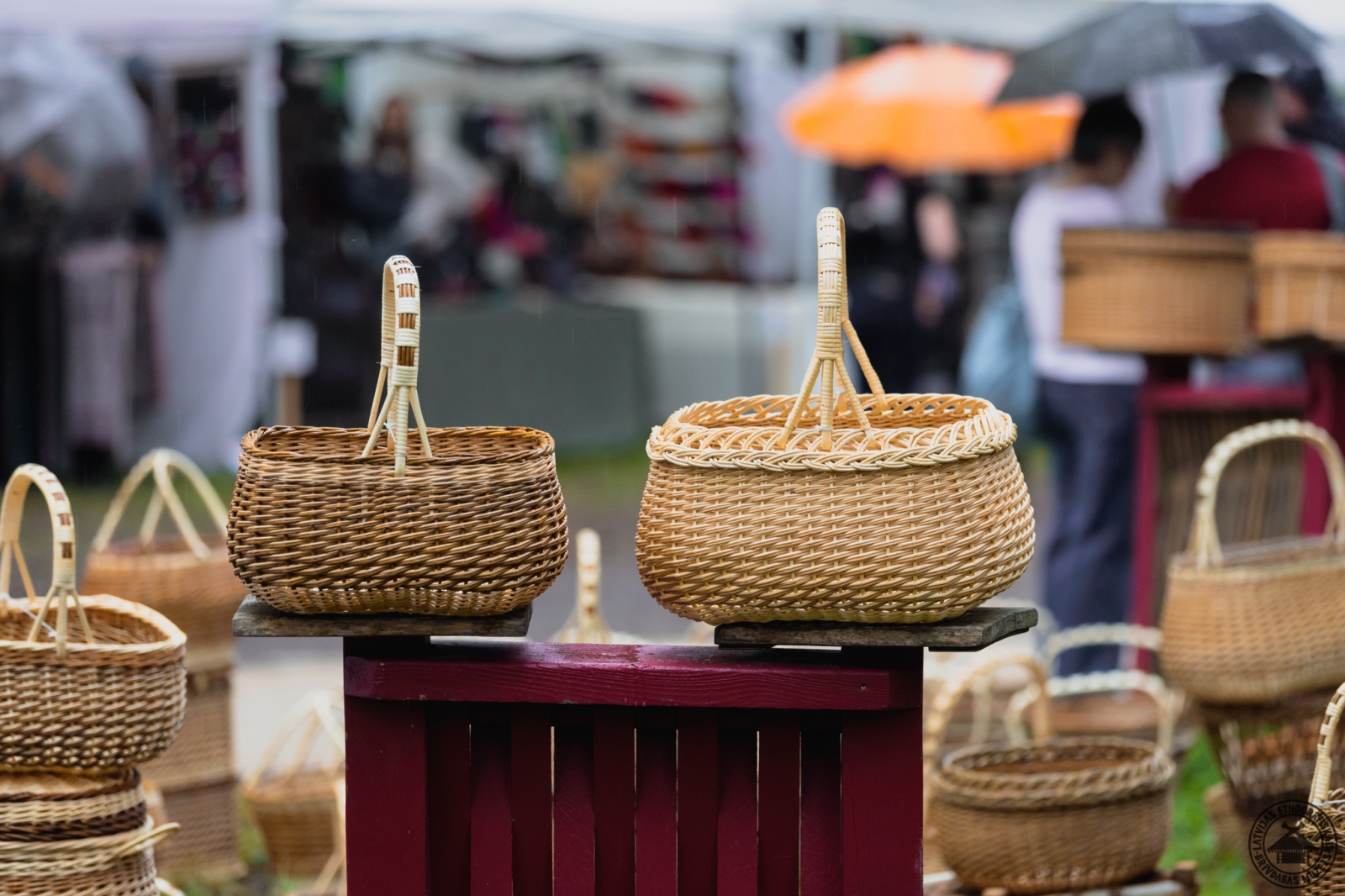 Tuvplāns: tradicionāli pīti klūgu grozi, sakārtoti rindās. 