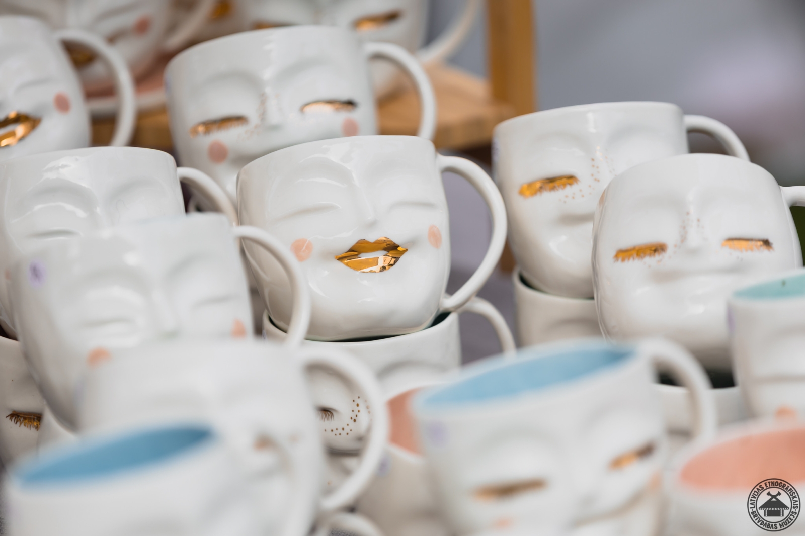 Keramikas māksla: porcelāna krūzītes ar sieviešu seju motīviem. 
