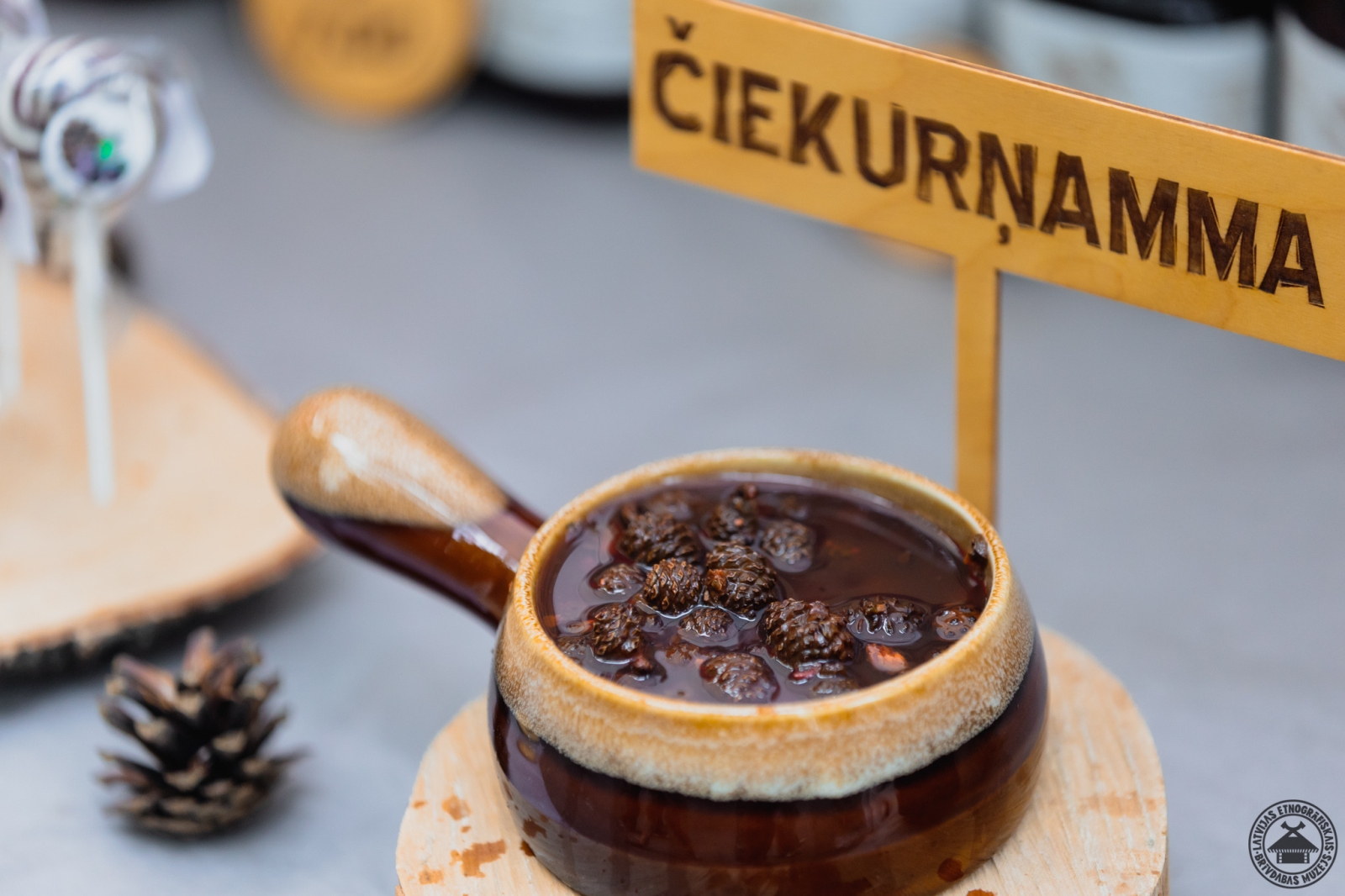 Deserts: sīrupā vārīti kastaņi ar uzlīmi “Čiekurs ņamma”  