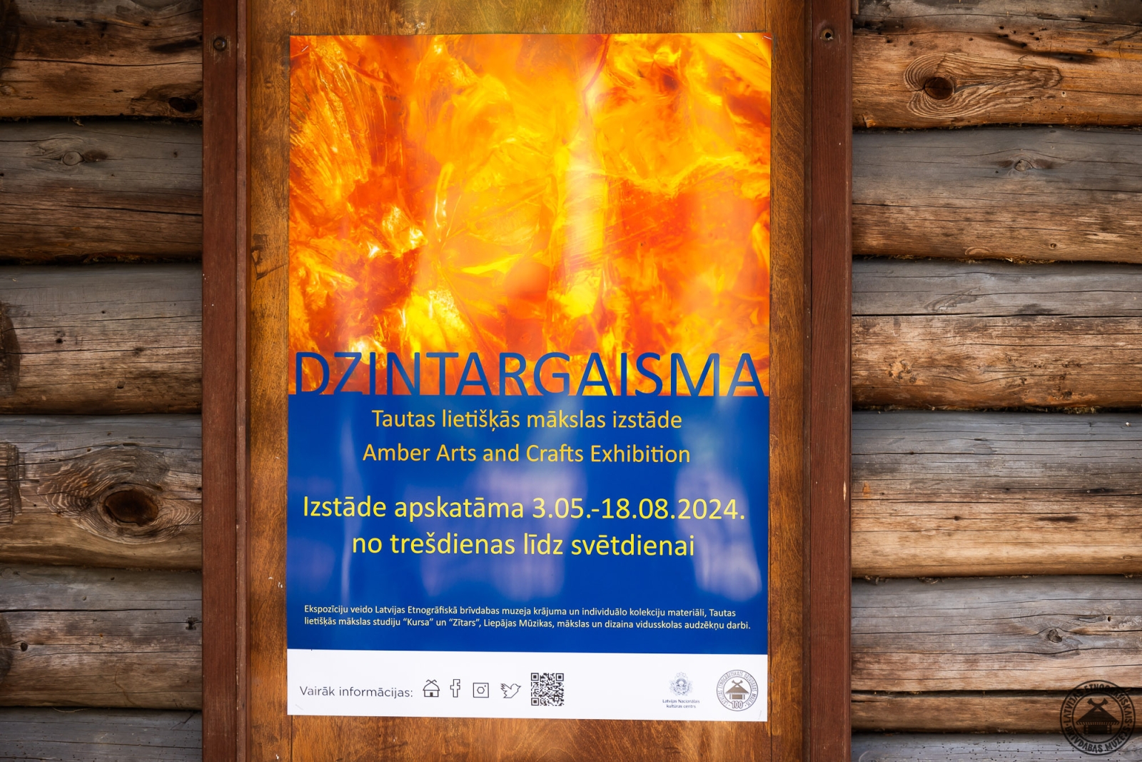 Oficiālā izstādes “Dzintara gaisma” afiša pie ieejas muzeja izstāžu zālē. 