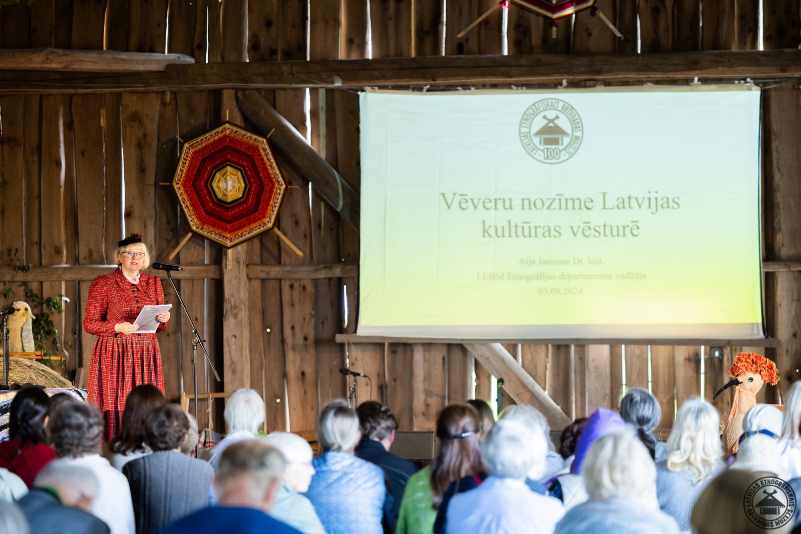 Lekcija un prezentācija Vēveru šķūnī par jostu aušanas vēsturi un tehnikām. 