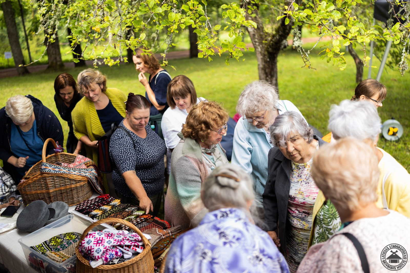 Svētku viesi ar prieku aplūko krāsainus un tehniski sarežģītus adījumus. 