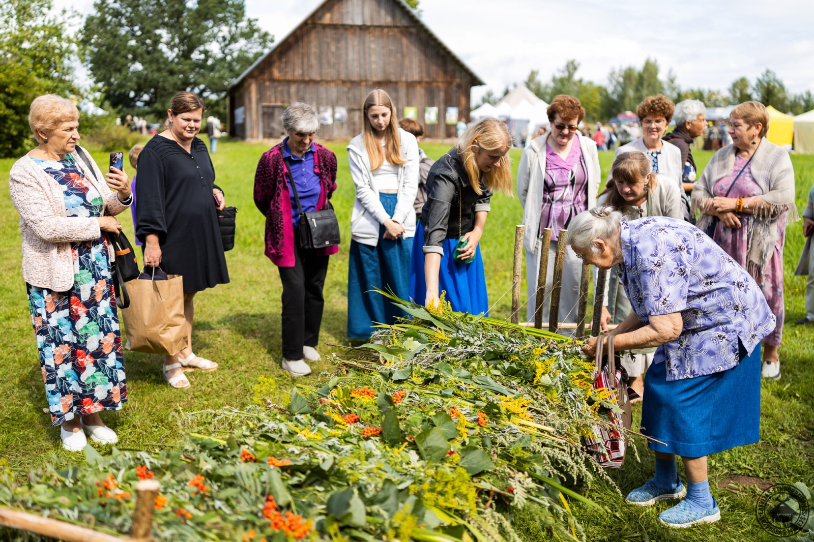 Radošā darbnīca: paklāju aušana no dabas materiāliem – augiem, smilgām un zariem. 