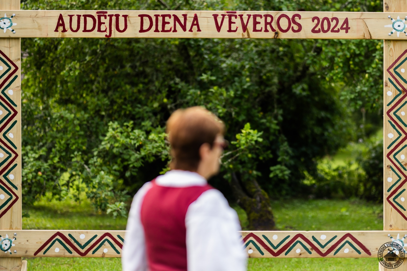 Foto stends ar uzrakstu “Audēju diena Vēveros 2024” piemiņas bildēm. 