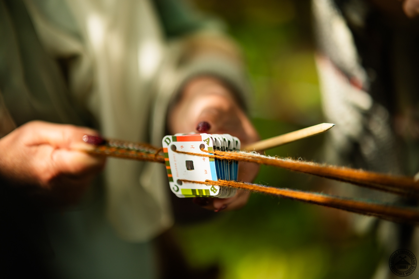 Meistarklase: praktiska demonstrācija tautiskās rakstainās jostas aušanā. 