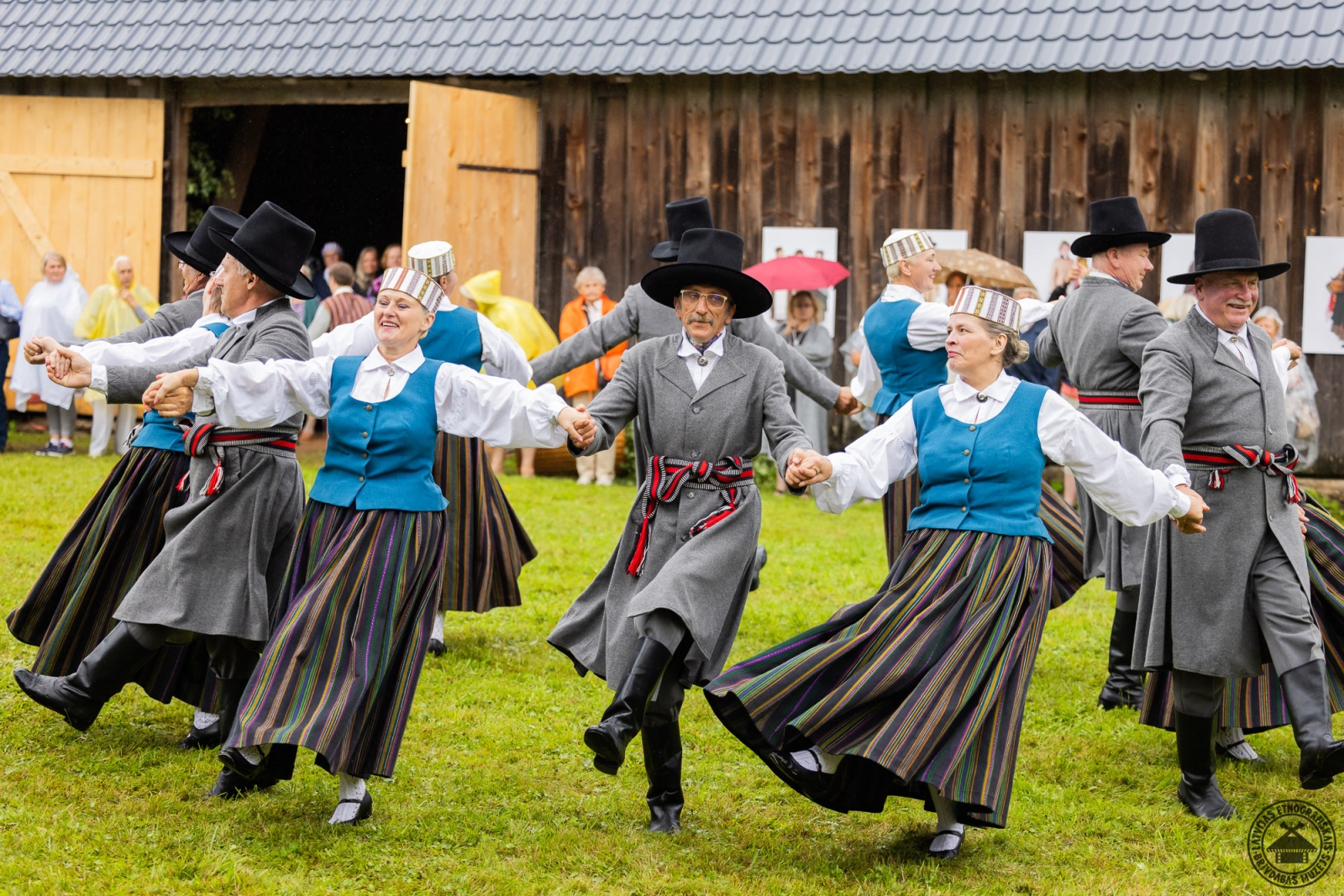 Tautisko deju priekšnesums Vēveru sētā muzikālā pavadījuma pavadībā. 