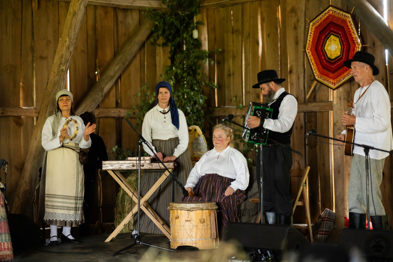 Folkloras kopa ar skanīgām dziesmām uzstājas Vēveru lielajā šķūnī. 