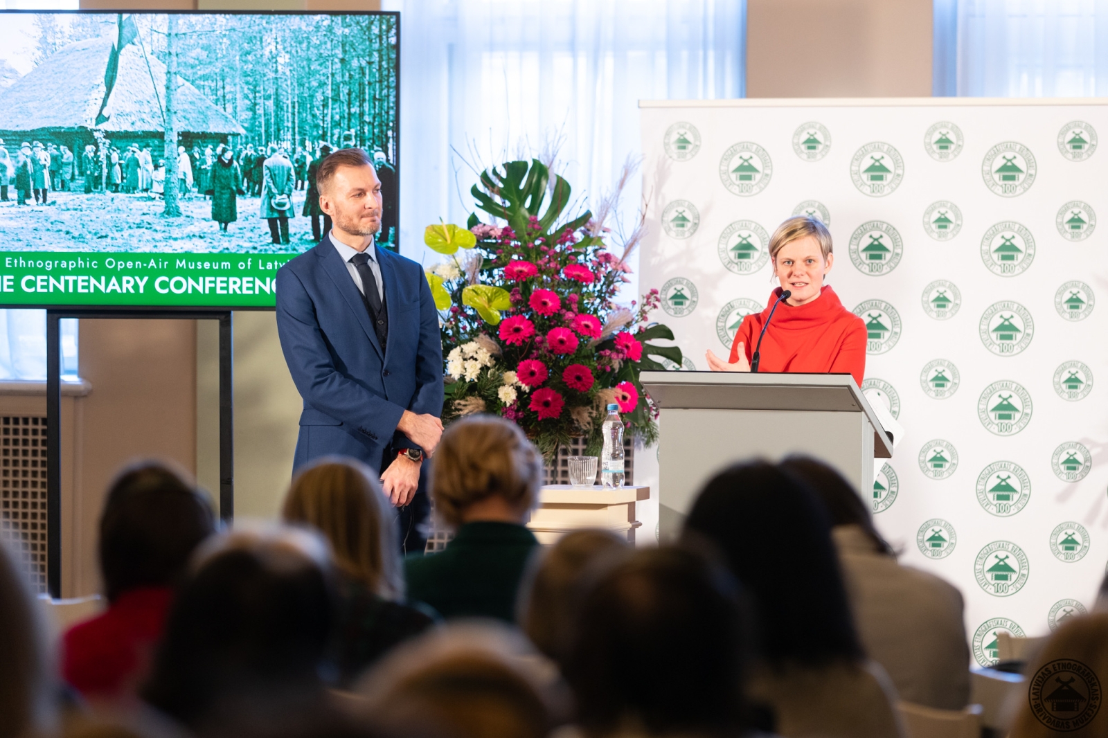 Konferences viesi un apmeklētāji ieņem vietas Rīgas Latviešu biedrības nama zālē. 