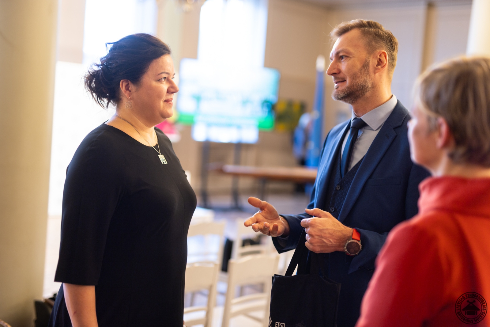 Konferences viesis pēta pasākuma informatīvo mapi un referātu tēzes. 