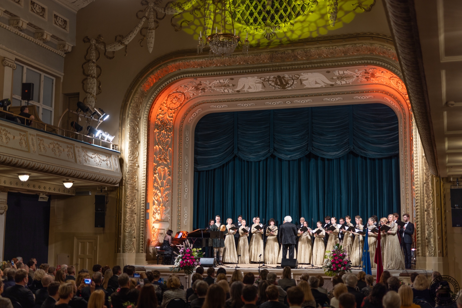 Grupas foto: muzeja darbinieki savu novadu krāšņajos tautastērpos. 