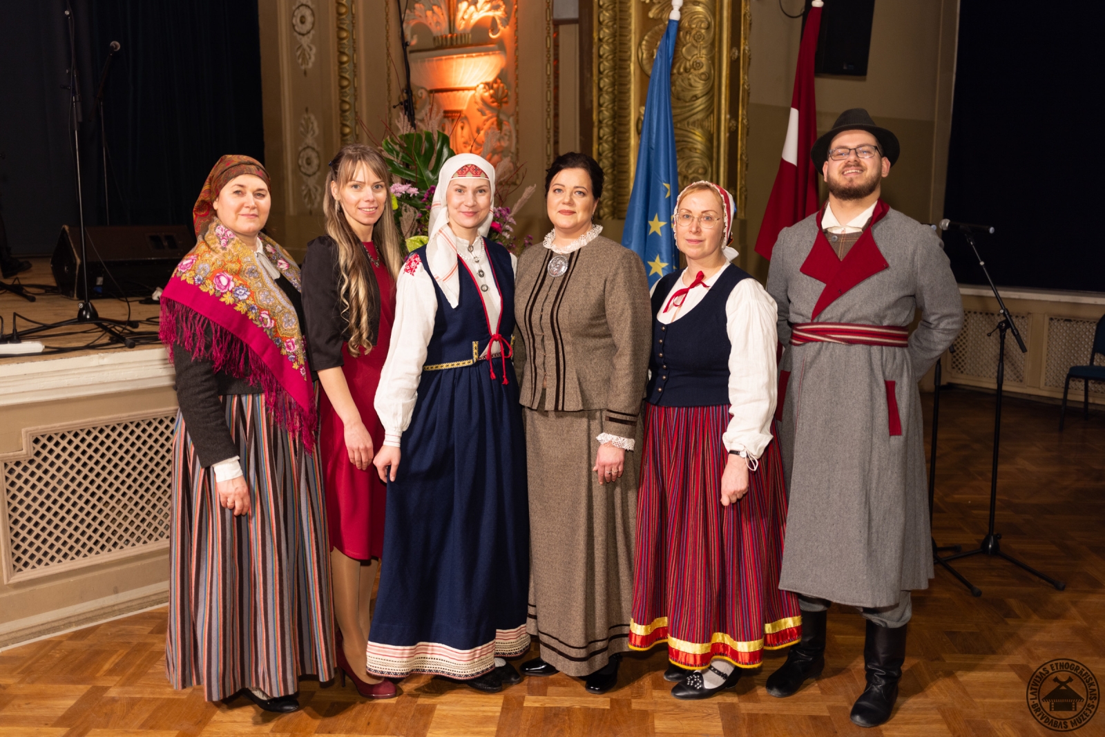 Muzeja direktores portrets svētku gaisotnē Rīgas Latviešu biedrības namā. 