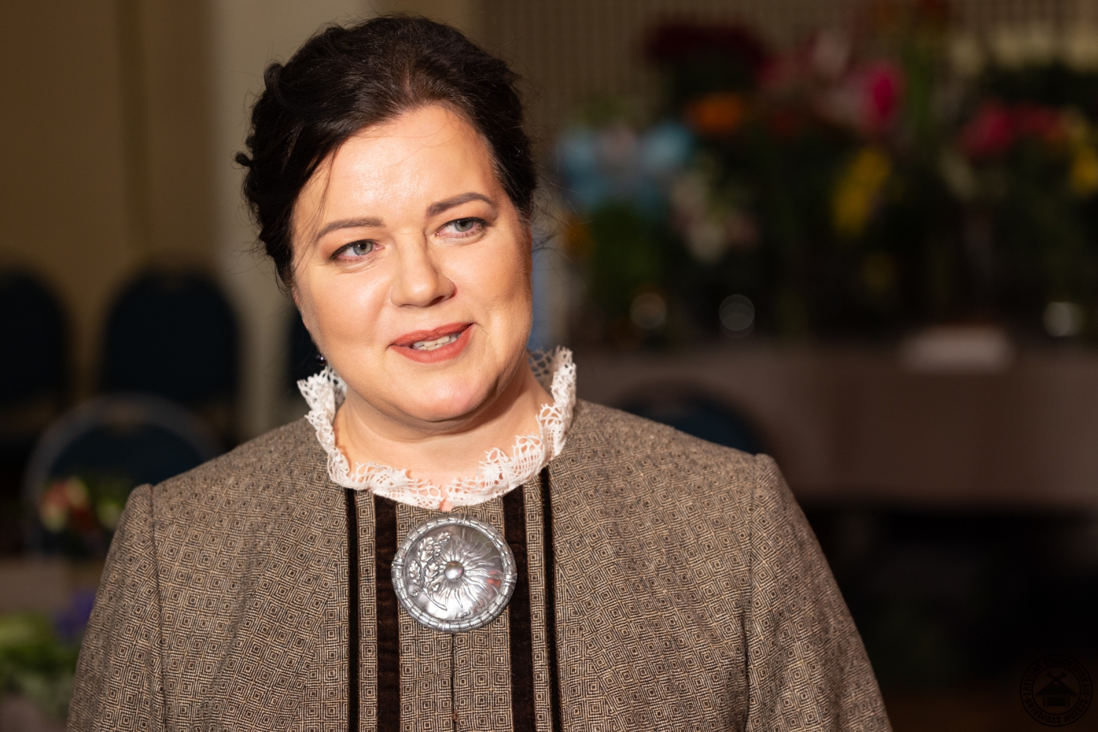 Jubilejas kulminācija: muzeja simtgades torte ar liesmojošām svētku svecēm. 