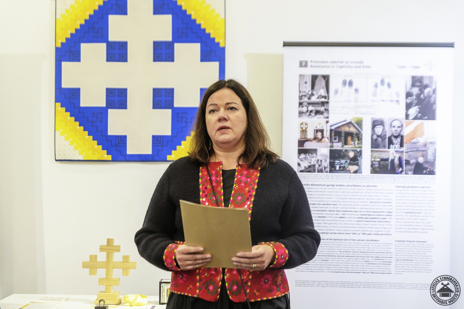 Latvijas Etnogrāfiskā brīvdabas muzeja direktore saka uzrunu izstādes atklāšanā. 