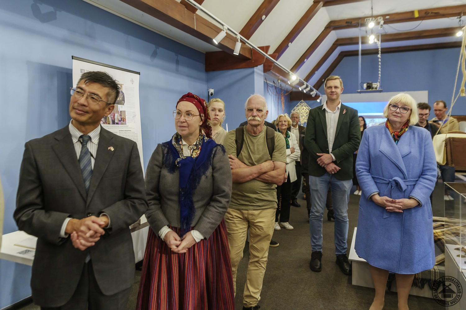 Izstādes viesi klausās amatpersonu un organizatoru uzrunas atklāšanas ceremonijā. 