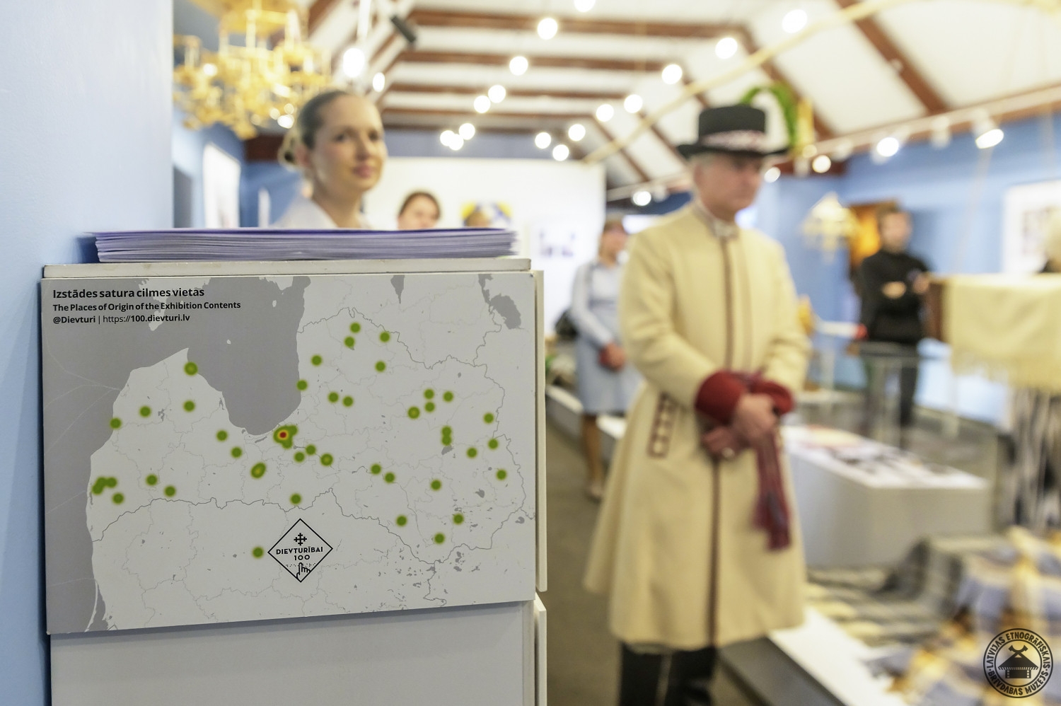 Atklāšanas brīdis; priekšplānā izvietota Latvijas karte ar vēsturiskām norādēm. 