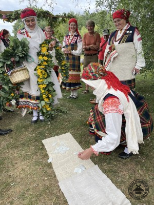 Rucavas sievas uzmanīgi skaita šķīvja lauskas, lai pareģotu, cik bērnu būs jaunajā ģimenē. 