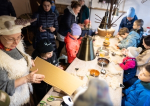 Bērni Mārtiņdienas darbnīcā mācās gatavot tradicionālās maskas
