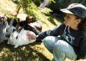 Meitene mīļo trusīšus Lieldienu pasākuma laikā.