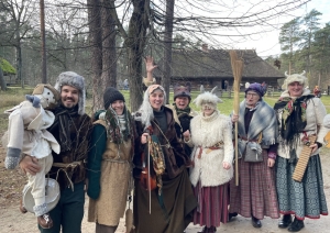 Folkloristi krāšņās Mārtiņdienas maskās pozē kopīgam fotoattēlam.