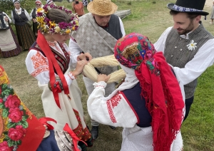Tradicionāls kāzu rituāls, kurā jaunajam pārim liek kopā tīt kamolā vilnas dziju