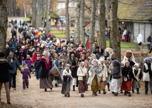 Krāšņs Mārtiņdienas masku gājiens pasākuma atklāšanā.