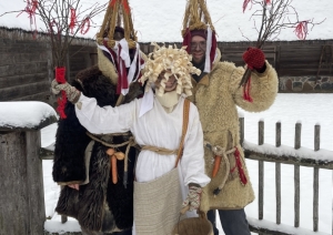 PriecīgPriecīga jauniešu grupa, pārģērbušies par budēļiem un ķekatua jauniešu grupa, pārģērbušies par budēļiem un ķekatu