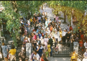 Apmeklētāji pa galvenajiem vārtiem ieiet Latvijas Etnogrāfiskā brīvdabas muzeja teritorijā 70. gadu gadatirgū.