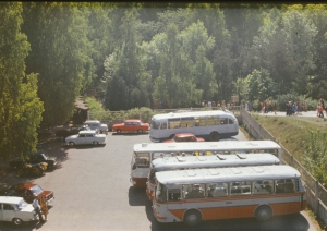 Senlaicīgi autobusi, ar kuriem apmeklētāji atbraukuši uz gadatirgu, novietoti muzeja stāvvietā 70. gados.