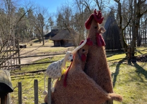 Lieldienu dekors Vidzemes sētā: stilizētas gaiļa, vistas un zaķa figūras.