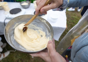 Darba process: tiek kults slavenais un tradicionālais Rucavas baltais sviests
