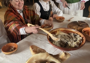 Meteņu galds: vārītas cūkas kājas, ausis un aste, kā arī tradicionālais ēdiens "zīdenis