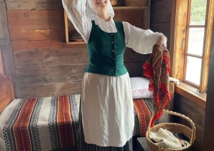 Meitene gatavojas Katrīndienas ķekatām un apskata sagatavotās puiša drēbes, kurās plāno pārģērbties.